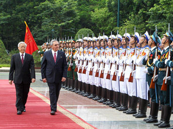 ທ່ານເລຂາທິການໃຫຍ່ Nguyen Phu Trong ຈັດງານລ້ຽງຮອງຮັບປະທານ Raul Castro Ruz